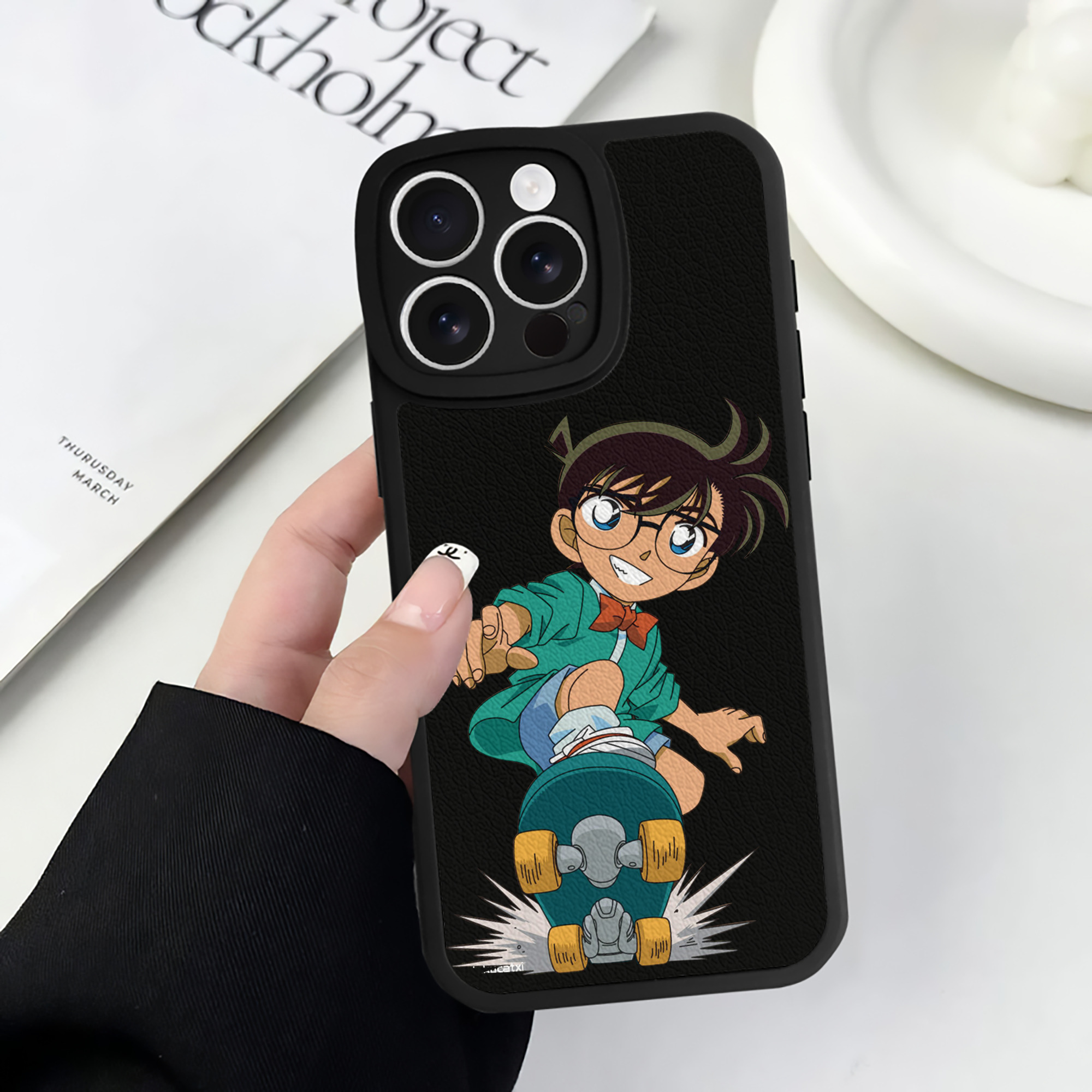 （画像用） 名探偵コナン 江戸川 コナン Detective Conan Conan Edogawa 【iPhone 16シリーズ対応】シリコンスマホケース（レザー調） 材質：シリコン